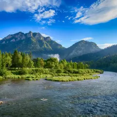 Piękny widok na Dunajec i Pieniny. Idealne miejsce, gdzie na urlop w Polsce, by odpocząć wśród natury.