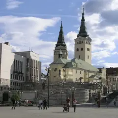 Rynek w Żylinie z kościołem i teatrem. Spacer po mieście odkrywa wiele żylina atrakcje.