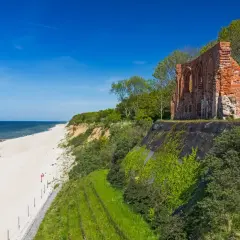Ruiny ceglanego kościoła na klifie nad Bałtykiem. Idealne miejsce, by zacząć zastanawiać się, jak zaplanować podróż w takie malownicze zakątki.