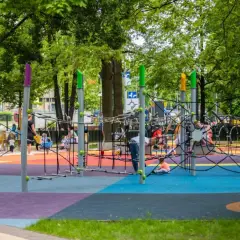 Kolorowy plac zabaw w Bielsku-Białej oferuje mnóstwo atrakcji dla dzieci, w tym nowoczesne konstrukcje linowe i bezpieczne nawierzchnie.