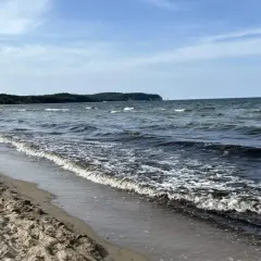 Piasek, fale i zieleń na horyzoncie – to piękne polskie morze.