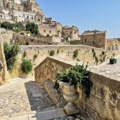 Kamienne schody prowadzą do starożytnego miasta Matera. Zobaczysz tu unikalną architekturę i poczujesz klimat dawnych wieków.