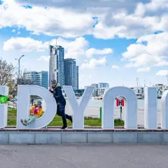 Dzieci bawią się na napisie "GDYNIA", który jest świetną atrakcją dla dzieci w Gdyni.