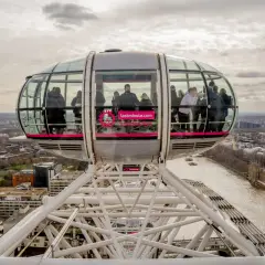 Gondola London Eye z pasażerami, wspaniałe widoki na miasto, idealne atrakcje dla dzieci w Londynie.