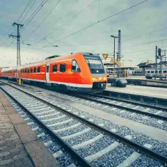 Pomarańczowy pociąg na stacji, gotowy do podróży. Jastarnia Hel odległość to tylko kilka godzin pociągiem.