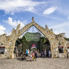 Kamienna brama zaprasza do Magicznych Ogrodów, gdzie czekają liczne atrakcje dla całej rodziny.