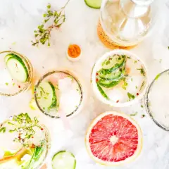 Orzeźwiające drinki z Cointreau, ogórkiem i miętą, podane na lodzie. Idealne na letnie popołudnie.