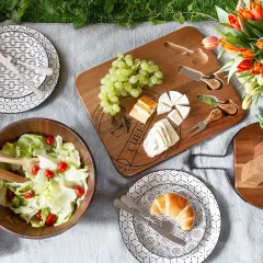 Pyszne jedzenie na piknik: sałatka, sery, winogrona, pieczywo i tulipany. Idealny zestaw na relaks na trawie.