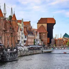 Gdańsk z pirackim żaglowcem i Żurawiem, jakby z Władysławowa przybył. W tle most i nowoczesna architektura.