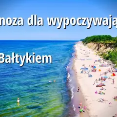 Słoneczna plaża nad Bałtykiem pełna wypoczywających ludzi. Idealna pogoda nad morzem zachęca do kąpieli i opalania.