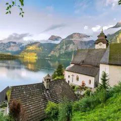 Malowniczy Hallstatt, jezioro i góry. To miejsce, co warto zobaczyć w Austrii, zachwyca o każdej porze roku.