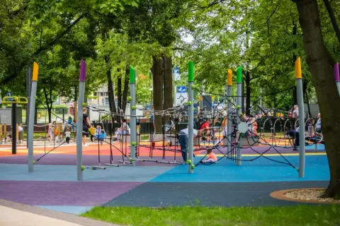 Kolorowy plac zabaw w Bielsku-Białej oferuje mnóstwo atrakcji dla dzieci, w tym nowoczesne konstrukcje linowe i bezpieczne nawierzchnie.