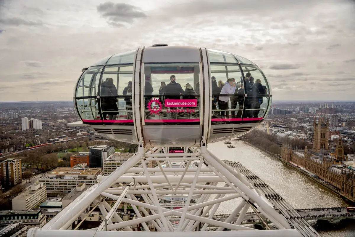 Gondola London Eye z pasażerami, wspaniałe widoki na miasto, idealne atrakcje dla dzieci w Londynie.